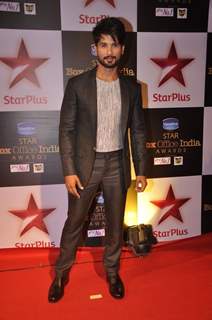 Shahid Kapoor poses for the media at Star Box Office Awards