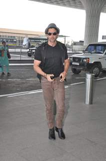 Hrithik Roshan poses for the media at Airport