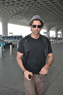 Hrithik Roshan poses smartly for the media at Airport