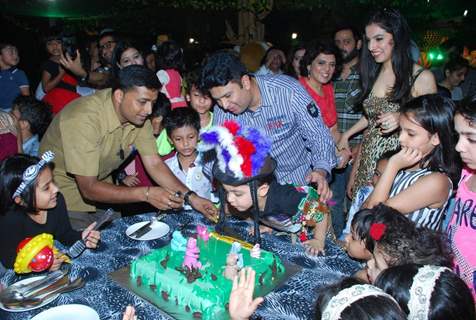 Ruhaan Kumar cuts his Birthday cake