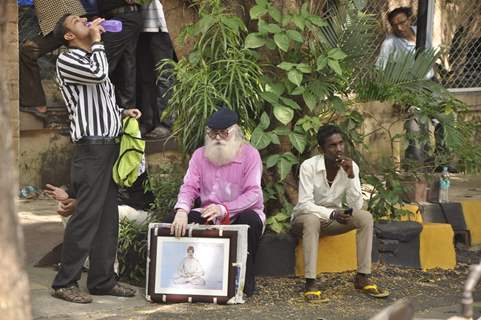 Fans awaits with gifts outside Amitabh Bachchan's home