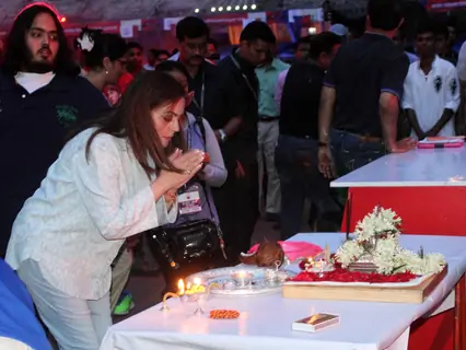 Nita Ambani offering her prayers at Kolkatta