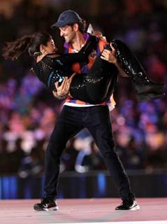 Hrithik carries Priyanka at the Opening Ceremony of the Indian Super League