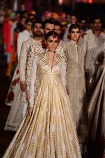 Alicia Raut walks the ramp at the Grand Finale of Wills Lifestyle India Fashion Week