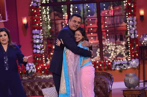 Sumona Chakravarti gives Boman Irani a hug on Comedy Nights with Kapil