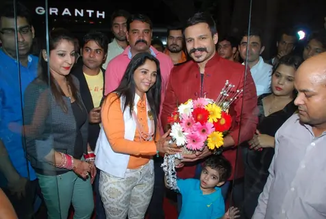 Vivek Oberoi felicitated with boquet at Kirti Rathore Store Launch