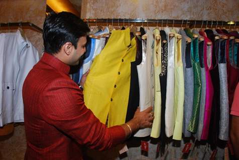 Vivek Oberoi checks out the designs at Kirti Rathore Store Launch