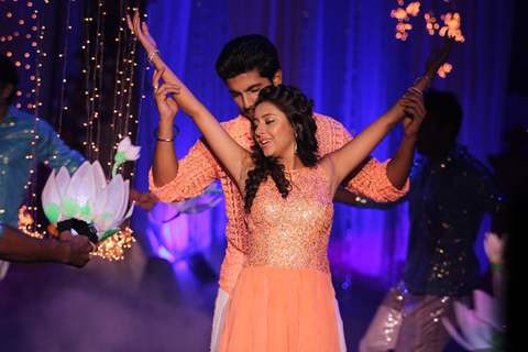 Kanwar Dhillon and Pratyusha Banerjee performing on Dilwalon Ki Diwali