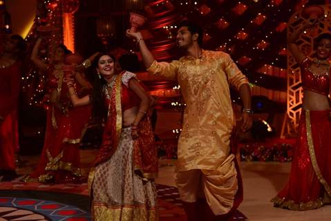 Kanwar Dhillon and Pratyusha Banerjee performing on Dilwalon Ki Diwali