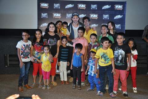 Hrithik Roshan poses with kids at the Special Screening of Bang Bang