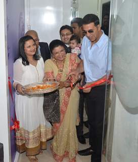 Akshay Kumar inaugurating Dr. Trasi's La Piel Clinic