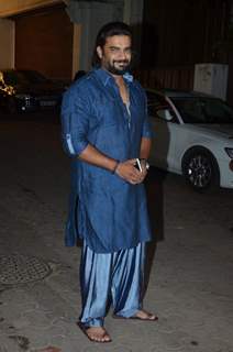 R. Madhavan poses for the media at Shilpa Shetty Diwali Bash