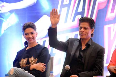 Shah Rukh Khan waves out to his Fans at the Promotions of Happy New Year in Delhi