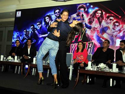 Deepika Padukone and Shah Rukh Khan shake a leg at the Promotions of Happy New Year in Delhi