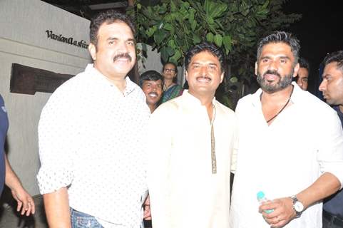 Suniel Shetty poses with friends at Vardan Aashirwad House Party