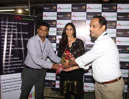 Mona Singh felicitated at the donation drive at Hypercity for Kashmir