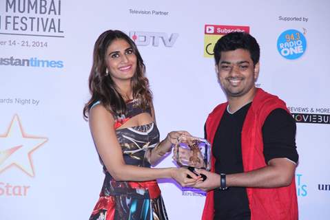 Vaani Kapoor presents an award to a winner at the Closing Ceremony of 16th MAMI Film Festival