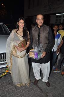 Ashutosh Gowarikar poses with wife at Aamir Khan's Diwali Bash