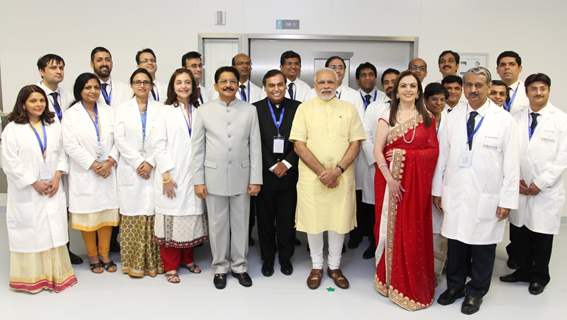 Narendra Modi poses with the Doctors and staff of HN Reliance Foundation Hospital at the Launch