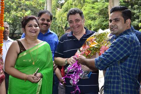 Rishi Kapoor felicitated with a bouquet of flowers at a Special Art Show Preview