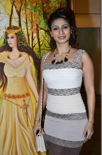 Tanishaa Mukerji poses for the media at a Special Art Show Preview