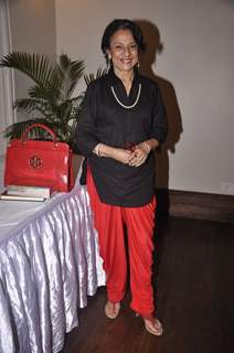 Tanuja poses for the media at Bimal Roy's Book Launch