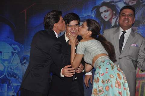 Shahrukh Khan and Deepika kiss Vivaan Shah at the Song Launch of Happy New Year