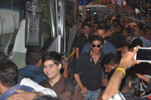 Shahrukh Khan arrives at a Theatre to Meet Fans