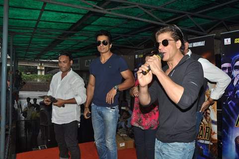 Shahrukh Khan Addresses his Fans at a Theatre