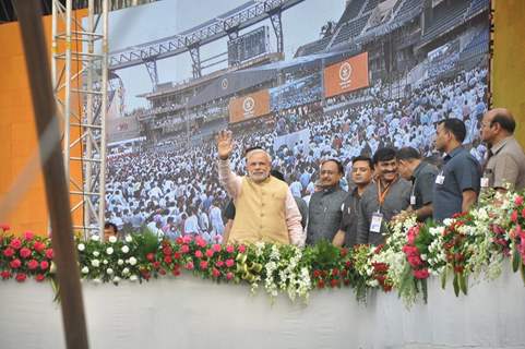 Narendra Modi waves to the audience at Maharashtra Chief Minister Swearing In Ceremony