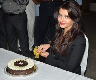 Aishwarya Rai Bachchan poses with her Birthday cake