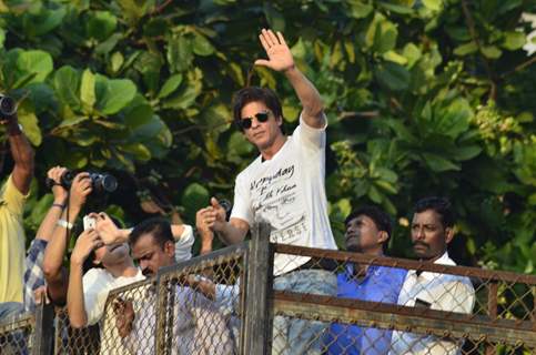 Shahrukh Khan waves out to his fans