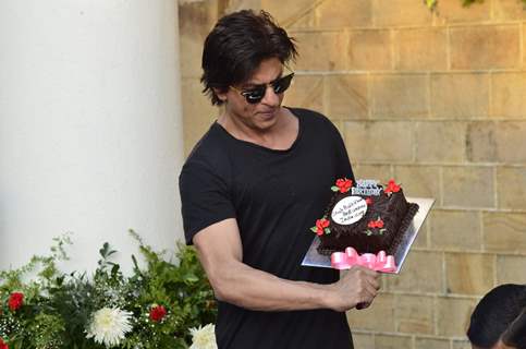Shahrukh Khan Cuts his Birthday Cake with Media