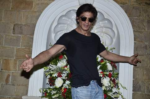 Shahrukh Khan strikes his signature pose on his Birthday