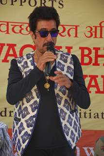 Shakti Kapoor addressing the crowd at Cleanliness Drive by Nahar Group