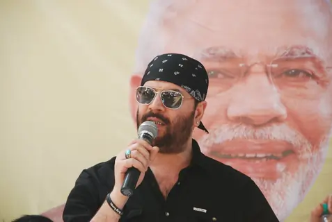 Aditya Pancholi addressing the crowd at Cleanliness Drive by Nahar Group