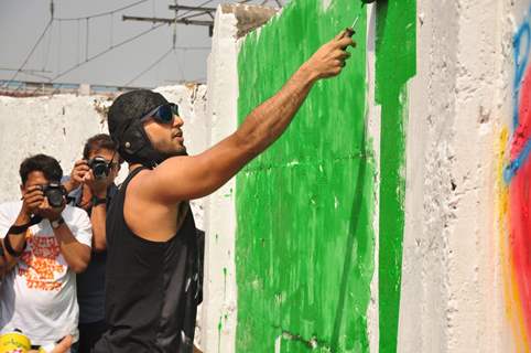 Ranveer Singh was snapepd painting the wall at Kill Dil Graffiti Event