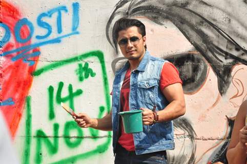 Ali Zafar poses for the media at Kill Dil Graffiti Event