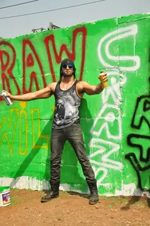 Ranveer Singh poses for the media at Kill Dil Graffiti Event