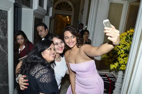 Sonakshi Sinha clicks a selfie with her fans at Hello! Hall of Fame