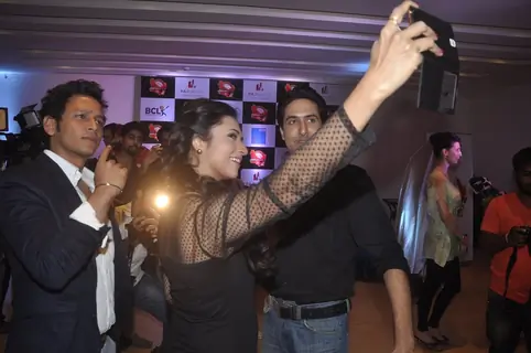 Divyanka Tripathi clicks a selfie at the Jersey Launch of BCL Team Jaipur Raj Joshiley