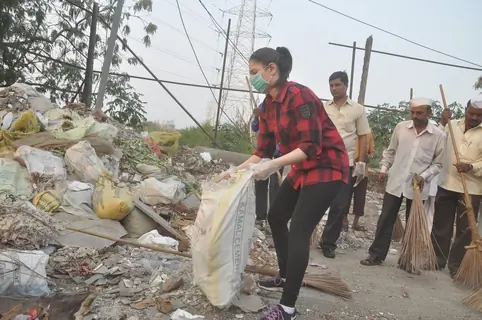Tammanah cleans the garbage at a Cleanliness Drive