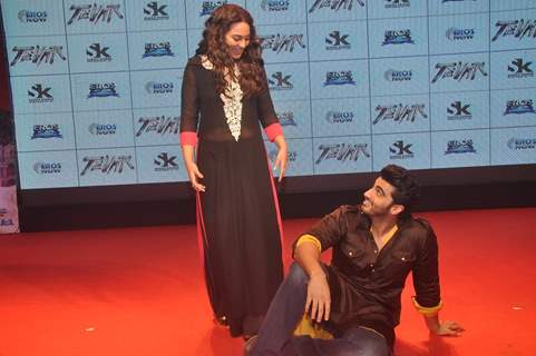 Arjun Kapoor and Sonakshi Sinha perform an act at the Trailer Launch of Tevar