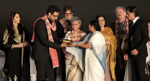 Mamata Banerjee presents an award to Abhishek Bachchan at Kolkatta Film Festival