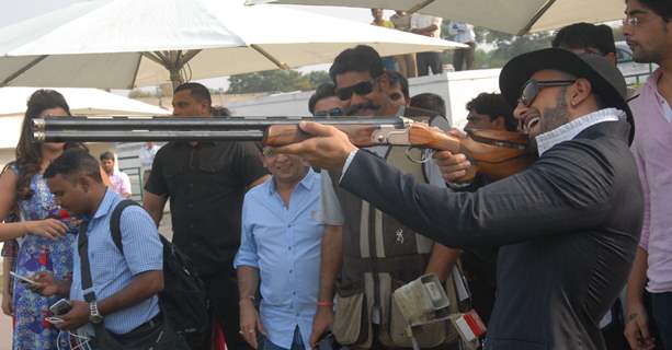 Ranveer Singh tries his hand at rifel shooting at Jagatpura Shooting Range