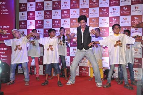 Shahrukh Khan performs with kids at KidZania