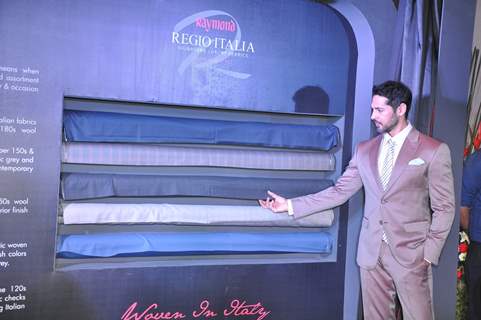 Dino Morea unviels the new range of Signature Luxury Fabrics by Raymond Regio Italia