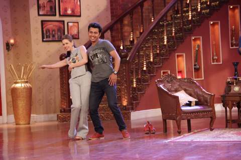 Kalki Koechlin shakes a leg with a fan at the Promotions of Happy Ending on Comedy Nights With Kapil