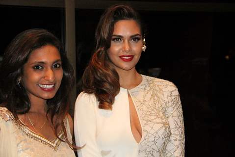 Esha Gupta poses with a fan at International Film and Entertainment Festival Australia
