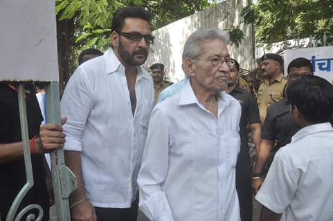 Shahbaz Khan was snapped at Ravi Chopra's Funeral